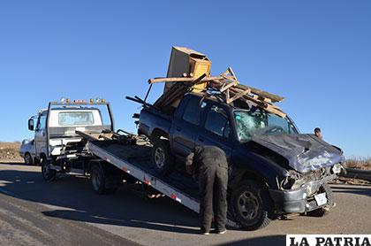 Momento en que suben a la grúa la camioneta que protagonizó una colisión cerca de Paria