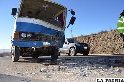 Fuerte impacto recibió este microbús. El chofer salió 
herido