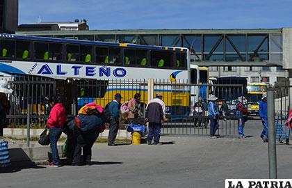 Un número considerable de ciudadanos espera afuera a los buses para subirse y emprender viaje