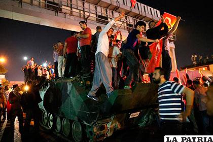 Los enfrentamientos con cazas y tanques provocaron escenas de una violencia inédita en Ankara y Estambul