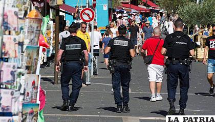 Tres agentes patrullan por el paseo marítimo de Niza donde tuvo lugar el atentado /diariodenavarra.es