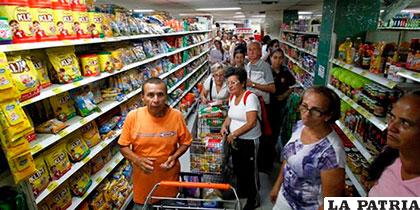 Venezolanos realizan algunas compras en un supermercado de Cúcuta, Colombia