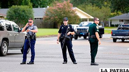 Policías armados tras el tiroteo en Baton Rouge (EE.UU.)