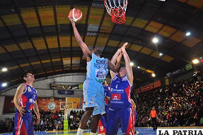 Evans de CAN durante un partido con La Salle Olympic