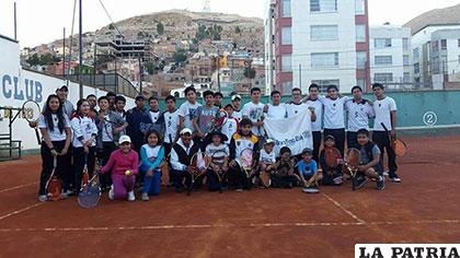 Deportistas del Oruro Tenis Club que compiten en el Torneo Escalerilla