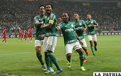 Los jugadores del Palmeiras siguen por el camino del festejo