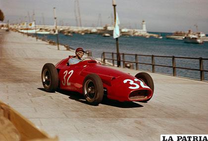 GP Mónaco.- En un inicio solo algunas partes del circuito estaban reforzadas con barreras, sin embargo, casi todo el circuito llegó a estar completamente libre de ellas. Con el paso del tiempo y algunas modificaciones a su trazado se fue haciendo más seguro, la salida del túnel y la primera curva son las que más peligro representan para los pilotos de la F1. En la imagen Juan Manuel Fangio en su Maserati 250F en el GP de 1957.
