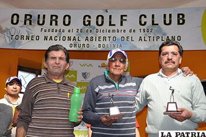 Al medio, el ganador del torneo de golf, Valentín Villamonte