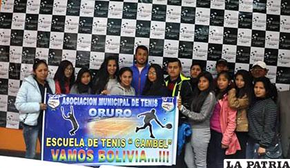 Escuela de Tenis Cambel junto al Nº 1 de la selección, Hugo Dellien