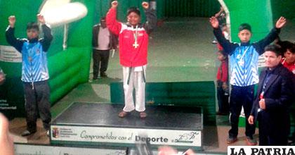 Jhonatan Humérez ganó medalla de plata (izq), Carlos Daniel Flores con la de bronce (der.)