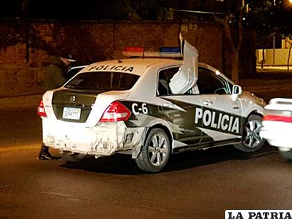 La patrulla tuvo leves daños tras ser impactada por el vehículo del Fiscal de Distrito de Tarija /El País Tarija