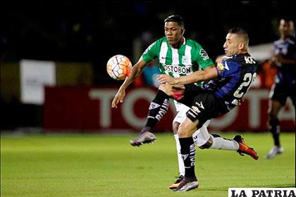 La disputa del balón durante la primera final /OLE.COM