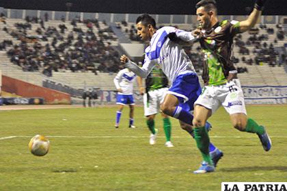 Amílcar Sánchez se adelanta con el balón en una incursión 