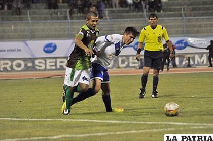 José Muñoz defiende la pelota ante su rival