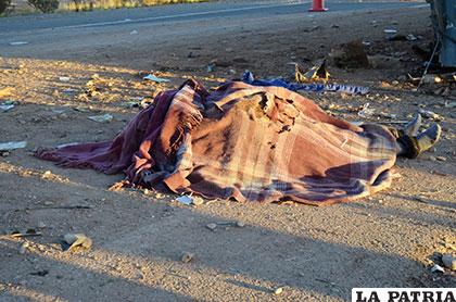 El cuerpo de una de las mujeres que falleció en el accidente