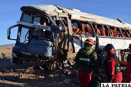 El costado izquierdo del bus quedó destrozado