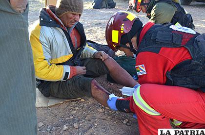 Uno de los heridos siendo atendido por un efectivo de Bomberos