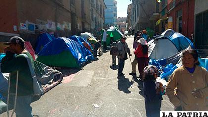 Una comitiva de discapacitados todavía se encuentra en La Paz