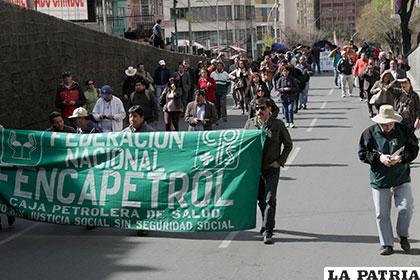 La marcha de la Caja Petrolera de Salud coincidió con las movilizaciones de los médicos /i0.wp.com