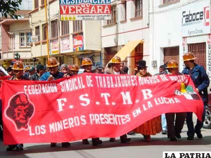 Los trabajadores mineros a través de la Fstmb, plantean una urgente reestructuración de la Comibol, en base a una agresiva política minera