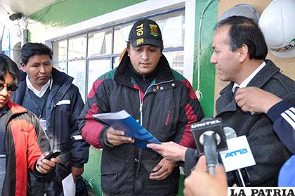 Gerente a.i. de la Aduana, José Soto, entrega documentos a adjudicatario de lote en subasta electrónica