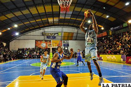 Marvin Cairo se apresta a anotar para CAN