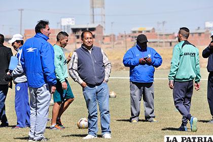 Zeballos dialogó con los jugadores para evitar el paro