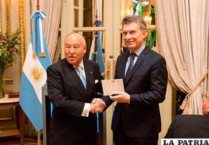 El presidente ejecutivo de CAF, Enrique García y el presidente argentino Mauricio Macri
