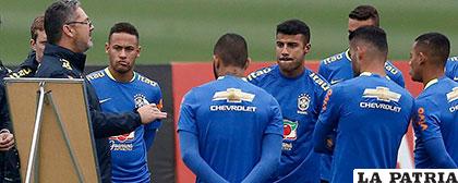 Rogerio Micale brinda una charla técnica, Neymar entre sus dirigidos