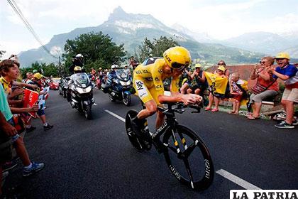 Chris Foome marcha a paso firme en el Tour de Francia