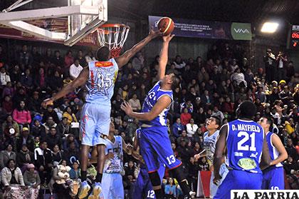 Marvin Cairo de CAN disputa el balón con Marco Recamo