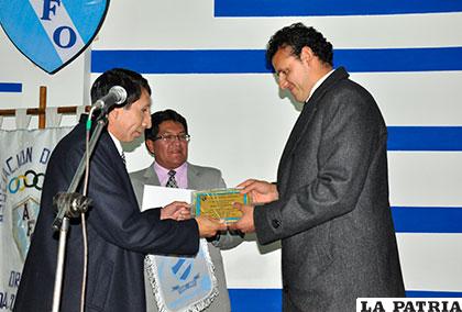 Miranda hace la entrega del reconocimiento a Gery Vargas