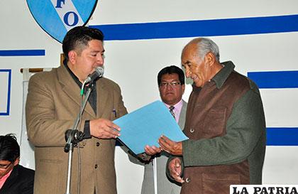Cortez entrega la distinción a Justo Tórrez
