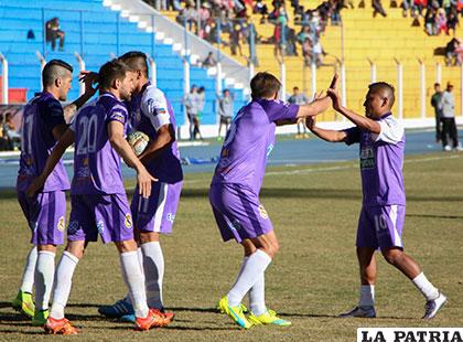 Real Potosí en el festejo tras uno de los goles /APG