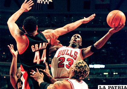 MICHAEL JORDAN. No hay mucho que decir: para la mayoría de la gente, el mejor jugador de la historia. Como curiosidad, jugó también en los Bulls con los números 12 y 45