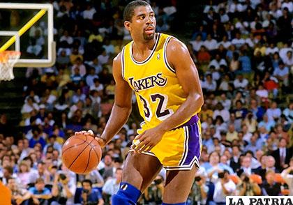 MAGIC 
JOHNSON. El mejor base y uno de los mejores jugadores de la historia. Un playmaker maravilloso, su rivalidad con Larry Bird construyó la NBA tal y como la conocemos