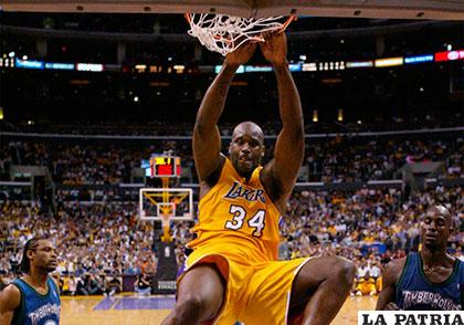 SHAQUILLE 
O´NEAL. Hakeem Olajuwon bien merecía también este puesto pero los años dorados de Shaq, con el 34 en los Lakers, fueron, sin duda, de una dominación como pocas veces se ha visto. En el resto de equipos llevó el 32, el 33 y el 36