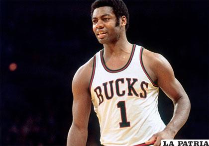 OSCAR ROBERTSON. Uno de los mejores jugadores de la historia, capaz de promediar triples-dobles en temporadas completas. Campeón en el 71, dos veces All Star y dos veces incluido en el Hall Of Fame