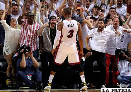 DWYANE WADE. El 3 es para Wade con mención especial para Allen Iverson. Pero pesan los tres anillos y toda una vida ligada a Miami Heat que ahora termina... nuevo capítulo en los Bulls