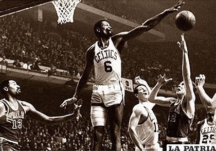 BILL RUSSELL. Es muy sencillo: 13 años en los Celtics, 11 anillos. Eterno