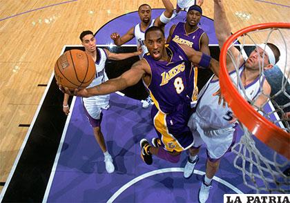 KOBE BRYANT. Número 8 primero y 24 después, Kobe es el segundo mejor escolta de la historia por detrás de Michael Jordan. 20 años en los Lakers y cinco anillos, los tres primeros con Shaquille... y el número 8