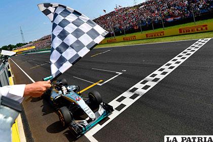 Lewis Hamilton cruza la meta para consagrarse ganador