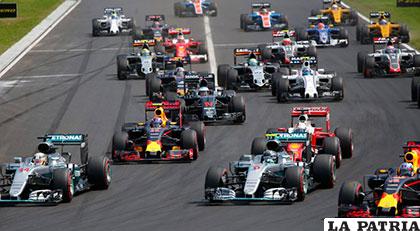 Rosberg y Hamilton encabezan la salida de los coches