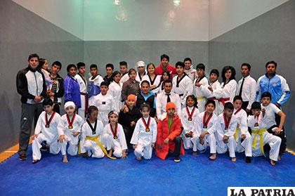 Los deportistas que formaron parte del campamento de taekwondo