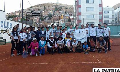 Los deportistas del Oruro Tenis Club se preparan para el campeonato de Cochabamba