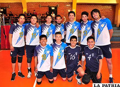Los integrantes de Ingenieros pretenden ocupar los primeros puestos en el voleibol