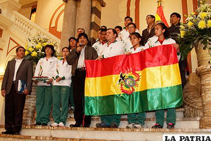 Los deportistas olímpicos en Palacio de Gobierno /APG