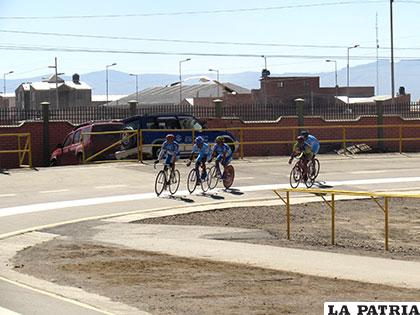 Los ciclistas orureños durante una competencia en la pista de la zona Este