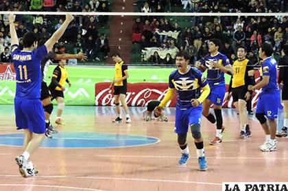 El equipo de San Martín celebra un punto /atodovoleybolivia.blogspot.com