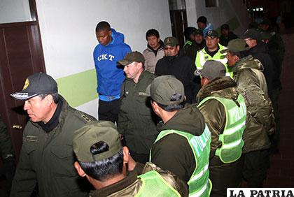 Cairo es escoltado aprehendido por la Policía